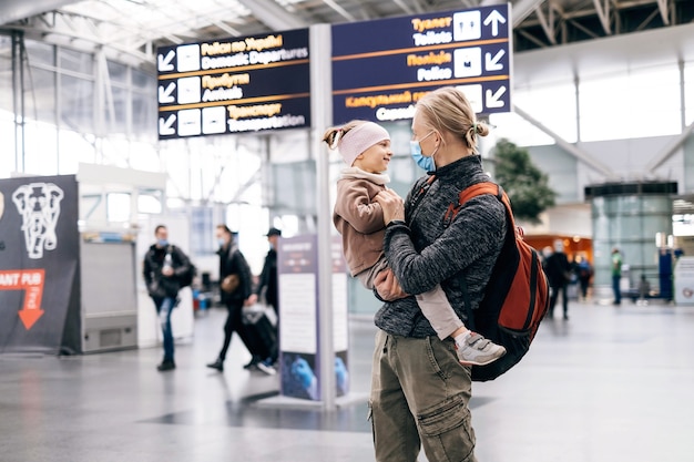 Homem e criança no aeroporto com mochila