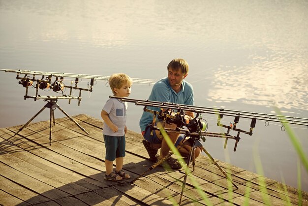 Homem e filho passando um tempo ao ar livre e pescando