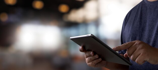 Homem e mãos usando tecnologia de tablet digital tela de toque de dedo comunicação inteligente conectando wi-fi veja multimídia ou espaço de cópia de trabalho