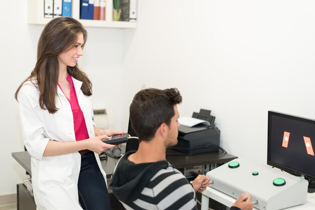 Foto homem e médico durante teste psicotécnico