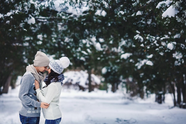 Homem e menina em suéteres abraçados no parque no inverno inverno caminhada descanso