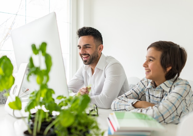 Homem e menino no computador