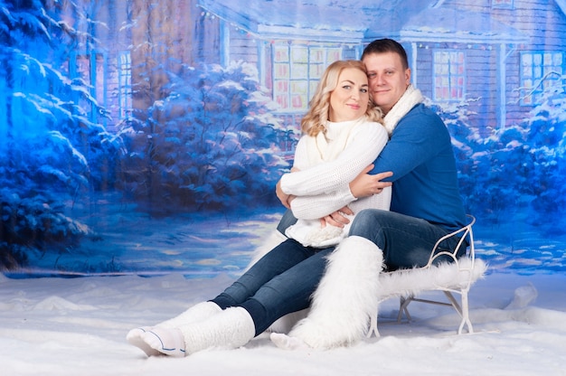 Homem e mulher amorosos celebram o natal juntos