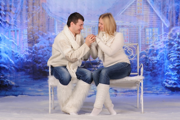 Homem e mulher amorosos celebram o natal juntos