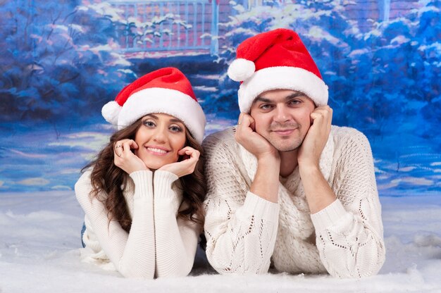 Homem e mulher amorosos celebram o natal juntos