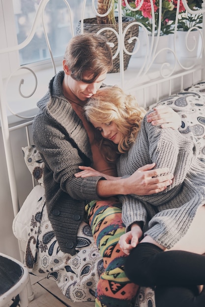Homem e mulher atraentes no quarto juntos abraçando fofos