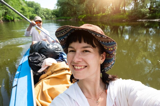 Homem e mulher casal bebê está dormindo selfies são felizes em família passeio de caiaque barco a remo na água do rio caminhada uma aventura de verão ecofriendly e turismo extremo estilo de vida ativo e saudável