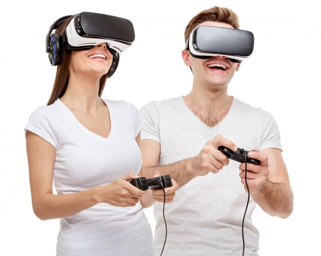 Homem e mulher com óculos de realidade virtual