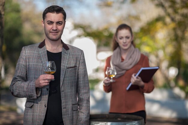 Foto homem e mulher com taças de vinho ao ar livre