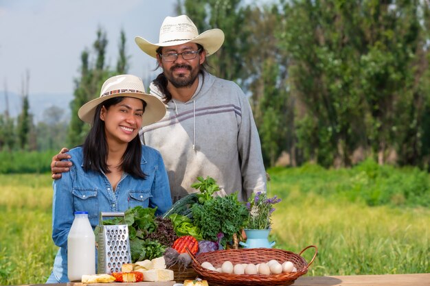 Foto homem e mulher com uma cesta de legumes no jardim