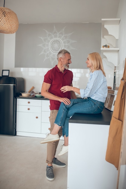 Foto homem e mulher conversando na cozinha e parecendo envolvidos