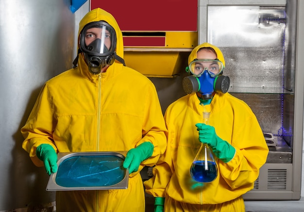 Homem e mulher cozinhando metanfetamina