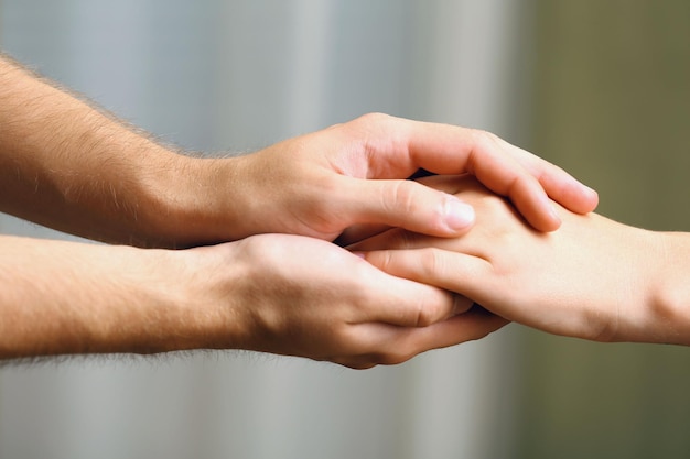 Homem e mulher de mãos dadas na luz de fundo