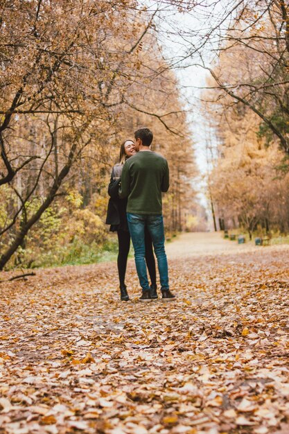 Foto homem e mulher de pé no parque