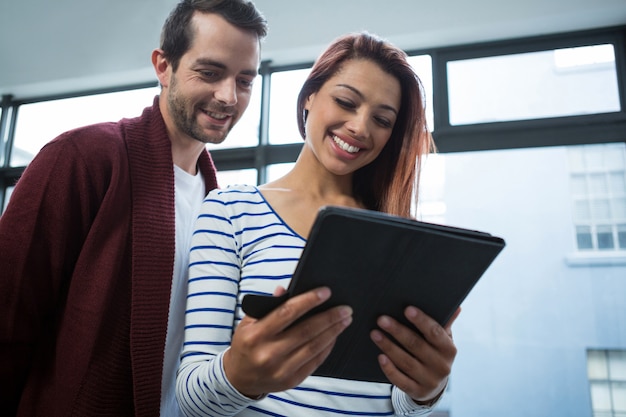 Foto homem e mulher discutindo sobre tablet digital