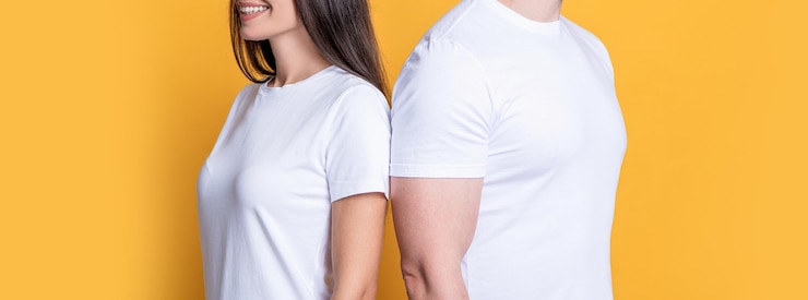 Foto homem e mulher do milênio vestindo camisa branca estilo casual do casal do milênio namorado e namorada em vista recortada casal de homem e mulher isolados em amarelo relação de casal familiar