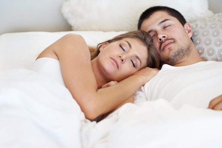 Foto homem e mulher dormindo na casa de cama e conexão com a paz descanso e cansado de manhã com sonho casal exausto e esgotamento com fadiga tranquilo ou abraço para o amor cuidados e quarto em casa