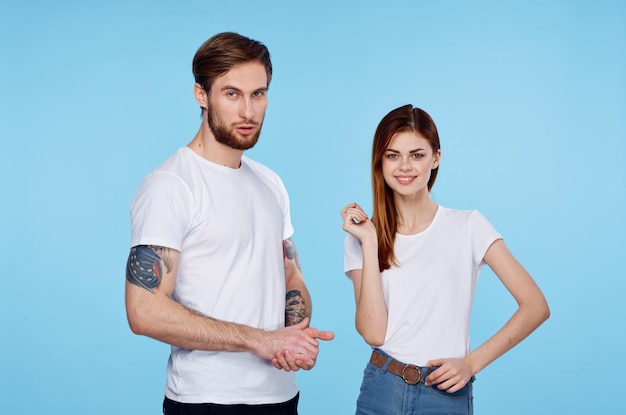 Homem e mulher em camiseta branca jovem casal conversando vista recortada