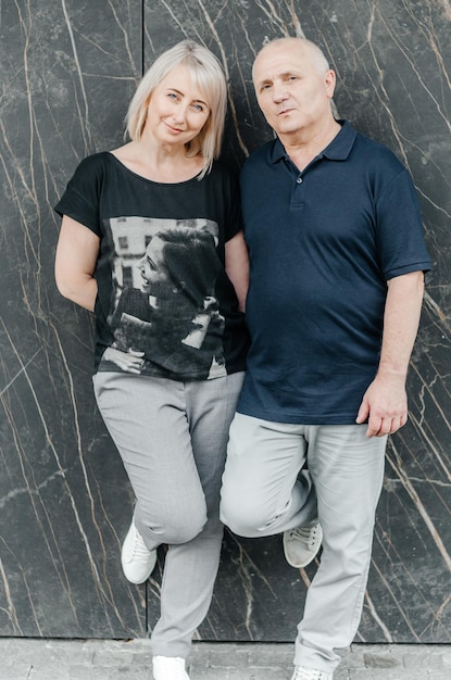 homem e mulher em camisetas escuras na rua