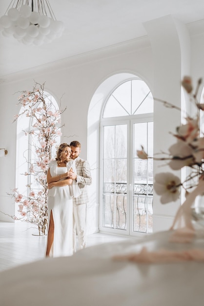 homem e mulher em trajes de casamento no dia do casamento juntos em um interior brilhante