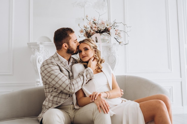 homem e mulher em trajes de casamento no dia do casamento juntos em um interior brilhante