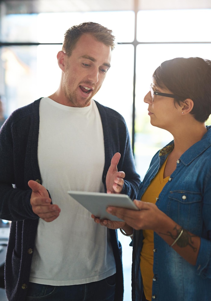 Foto homem e mulher em uma discussão de startup e projeto no escritório com perguntas estratégia e trabalho em equipe parceria de pessoas de negócios e tela sensível ao toque digital com aplicativo para feedback na agência criativa