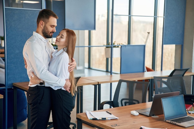 Homem e mulher empregados estão trabalhando no escritório