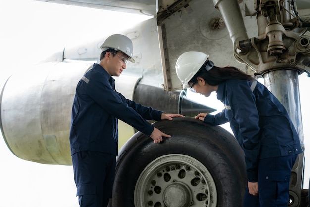 homem e mulher engenheiro de manutenção de avião