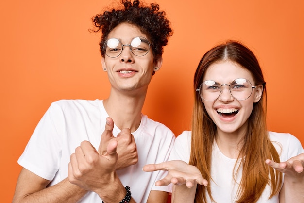 Homem e mulher engraçados em camisas alegria de comunicação estilo de moda foto de alta qualidade