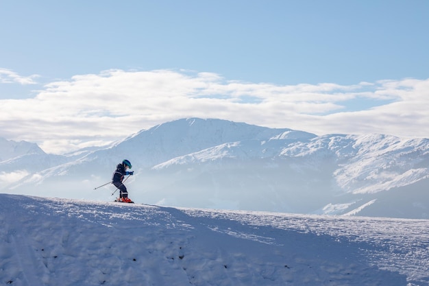 Homem e mulher esqui e snowboard na estância de esqui de montanhas
