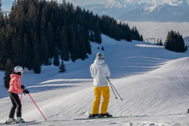 Homem e mulher esqui e snowboard na estância de esqui de montanhas