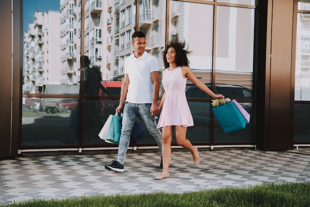 Homem e mulher está segurando sacolas de compras sunshine summer day