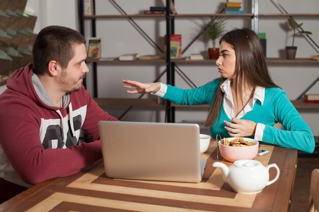 Homem e mulher estão falando sobre algo na mesa com chá