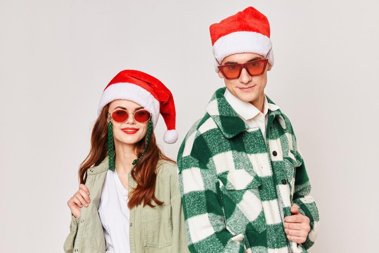 Foto homem e mulher estão parados ao lado do feriado de inverno divertido de ano novo natal