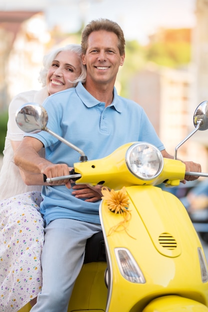 Homem e mulher estão sorrindo.