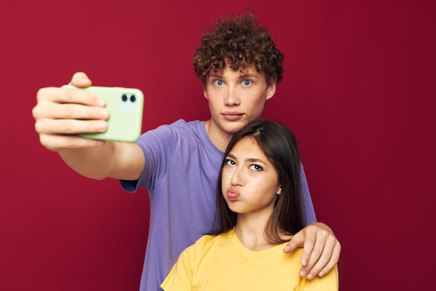 Homem e mulher estilo moderno emoções divertido telefone estilo jovem