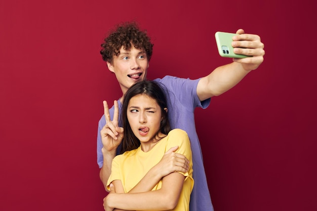 Homem e mulher estilo moderno emoções divertido telefone estilo jovem
