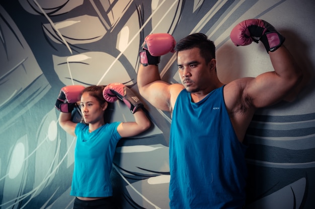 Homem e mulher exercitando na Academia