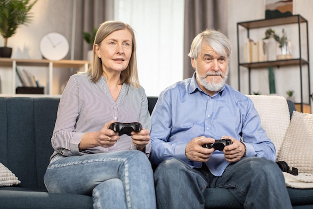 Homem e mulher expressando alegria por ganhar videogame