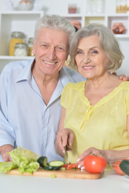 Homem e mulher felizes sênior na cozinha