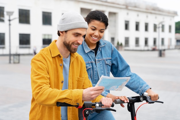 Homem e mulher lendo mapa plano médio