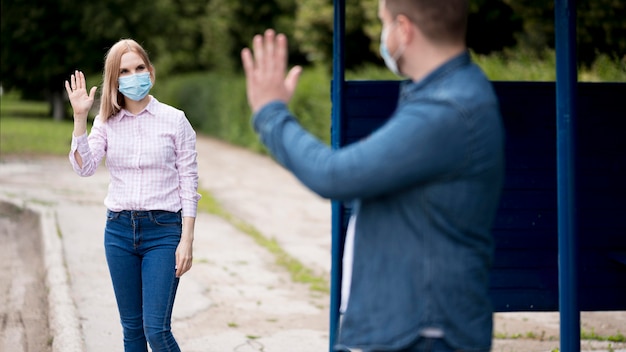 Homem e mulher mantendo distância social