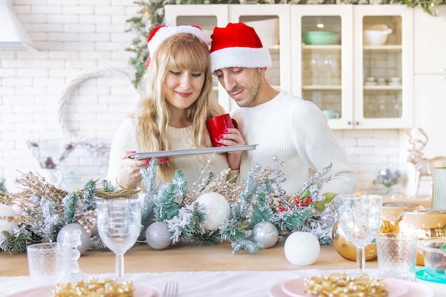 Homem e mulher na cozinha foto de Natal