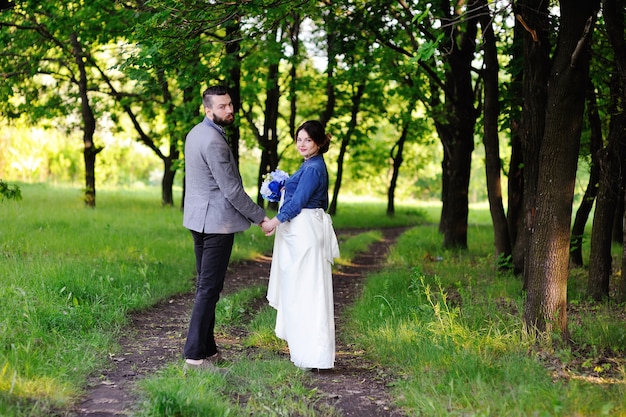 Homem e mulher na estrada da floresta