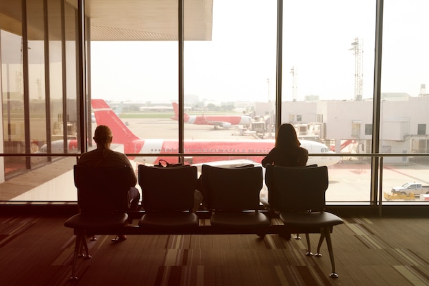 Homem e mulher no aeroporto à espera de partida, imagem de filtro de cor, aeroporto de viagens de negócios