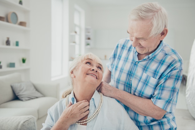 Homem e mulher passando um tempo juntos