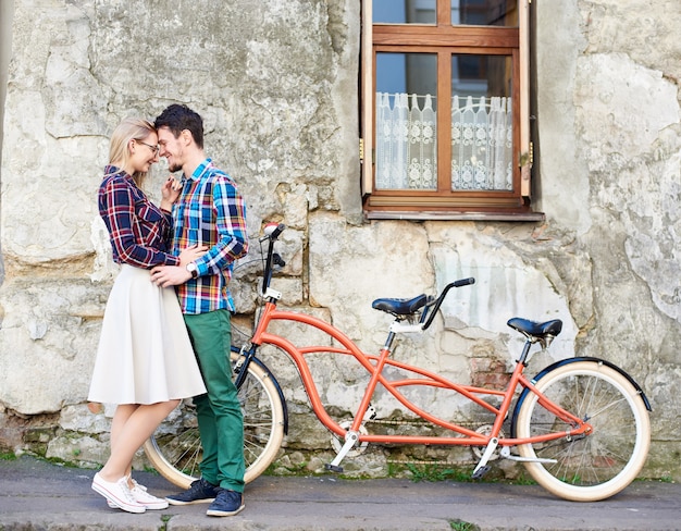 Homem e mulher pedalando juntos em bicicleta dupla