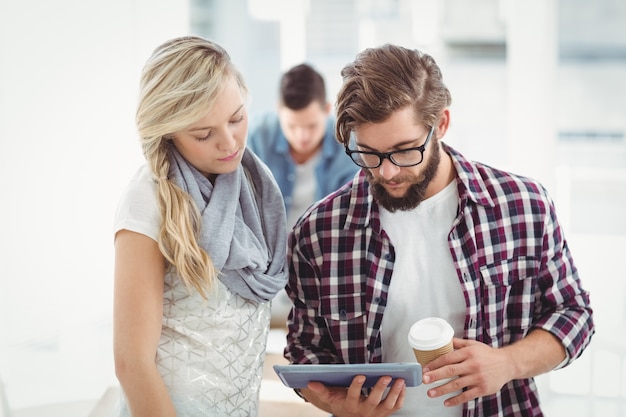 Homem e mulher que trabalham no tablet digital