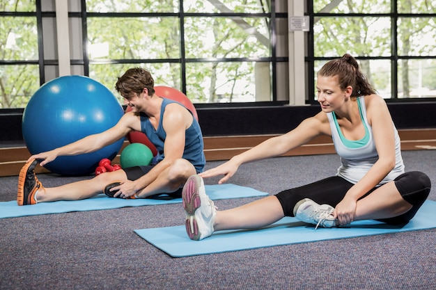 Homem e mulher, realizando exercícios de fitness