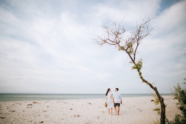 Homem e mulher relaxante na praia de verão